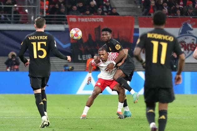 Champions League, Achtelfinale: RB Leipzig vs. Real Madrid, 13.02.24 Tchouameni (18, Real Madrid) auf Lois Openda (17, RB Leipzig). Fussball, UEFA Champions League, Saison 2023 2024, Achtelfinale: RB Leipzig vs. Real Madrid am 13.02.24 in der Red Bull Arena, Leipzig. Copyright: xBEAUTIFULxSPORTS JanxKaeferx