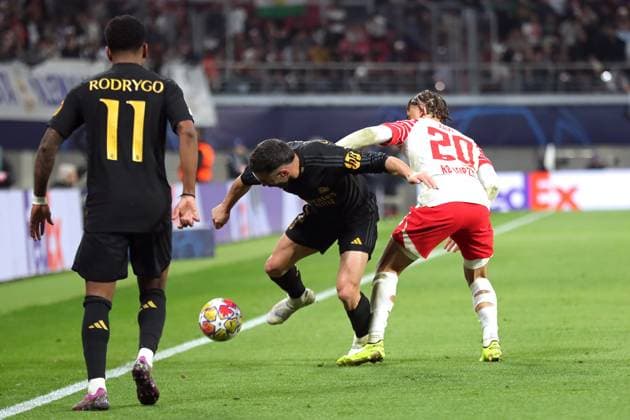 Champions League, Achtelfinale: RB Leipzig vs. Real Madrid, 13.02.24 Carvajal (2, Real Madrid) gegen Xavi Simons (20, RB Leipzig). Fussball, UEFA Champions League, Saison 2023 2024, Achtelfinale: RB Leipzig vs. Real Madrid am 13.02.24 in der Red Bull Arena, Leipzig. Copyright: xBEAUTIFULxSPORTS JanxKaeferx