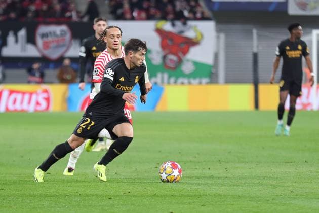 Champions League, Achtelfinale: RB Leipzig vs. Real Madrid, 13.02.24 Brahim Diaz (21, Real Madrid) vor Xavi Simons (20, RB Leipzig). Fussball, UEFA Champions League, Saison 2023 2024, Achtelfinale: RB Leipzig vs. Real Madrid am 13.02.24 in der Red Bull Arena, Leipzig. Copyright: xBEAUTIFULxSPORTS JanxKaeferx