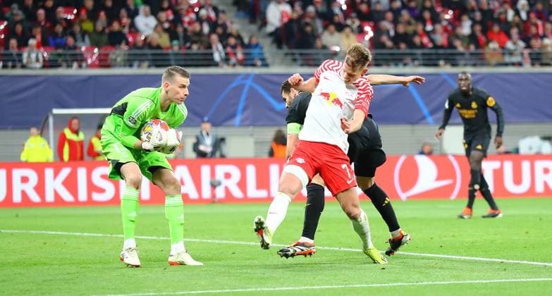 RB Leipzig - Real Madrid Champions League Leipzig, 13.02.2024, Red Bull Arena, Champions League, Achtelfinale , RB Leipzig vs. Real Madrid , Im Bild v.l.: Torwart Andriy Lunin (13, Real), Dani Olmo (7, RB Leipzig) und Nacho Fernandez (6, Real) ,