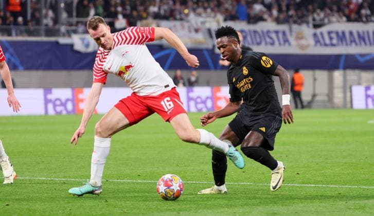 RB Leipzig - Real Madrid Champions League Leipzig, 13.02.2024, Red Bull Arena, Fussball, UEFA Champions League, Achtelfinale , RB Leipzig vs. Real Madrid , Im Bild von links: Lukas Klostermann (16, RB Leipzig), Vinicius Junior (7, Real). , Only editorial use. , UEFA regulations prohibit any use of photographs as image sequences and or quasi-video ,