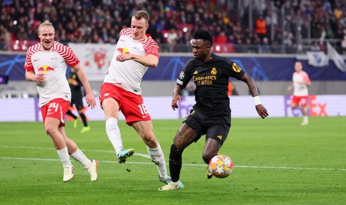 RB Leipzig - Real Madrid Champions League Leipzig, 13.02.2024, Red Bull Arena, Fussball, UEFA Champions League, Achtelfinale , RB Leipzig vs. Real Madrid , Im Bild von links: Xaver Schlager (24, RB Leipzig),Lukas Klostermann (16, RB Leipzig), Vinicius Junior (7, Real). , Only editorial use. , UEFA regulations prohibit any use of photographs as image sequences and or quasi-video ,