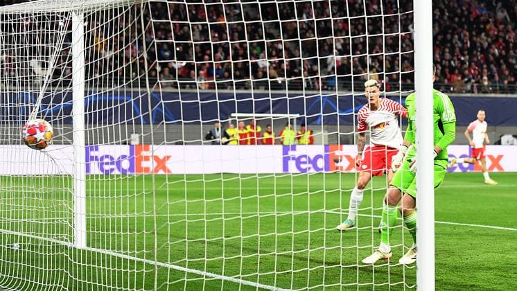 Fußball UEFA Champions League, Saison 2023 2024, Achtelfinale, Hinspiel, RB Leipzig vs. Real Madrid (13.02.2024) Benjamin Sesko (Mittelstuermer RB Leipzig, Rueckennummer 30, 30) (Mitte links) trifft gegen Andriy Lunin (Torwart Real Madrid, Rückennummer 13) ins Tor beim Spiel RB Leipzig gegen Real Madrid (13.02.2024). Der Treffer wird aber wegen Abseits Abseitsposition einem Foul abgepfiffen. Das Tor zählt nicht. Leipzig Sachsen Deutschland Red Bull Arena