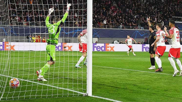 Fußball UEFA Champions League, Saison 2023 2024, Achtelfinale, Hinspiel, RB Leipzig vs. Real Madrid (13.02.2024) Benjamin Sesko (Mittelstuermer RB Leipzig, Rueckennummer 30, 30) (Mitte links) trifft gegen Andriy Lunin (Torwart Real Madrid, Rückennummer 13) ins Tor beim Spiel RB Leipzig gegen Real Madrid (13.02.2024). Der Treffer wird aber wegen Abseits Abseitsposition einem Foul abgepfiffen. Das Tor zählt nicht. Leipzig Sachsen Deutschland Red Bull Arena