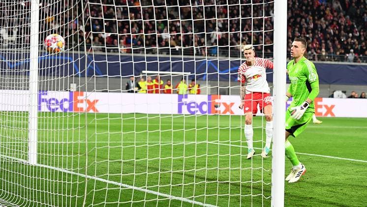 Fußball UEFA Champions League, Saison 2023 2024, Achtelfinale, Hinspiel, RB Leipzig vs. Real Madrid (13.02.2024) Benjamin Sesko (Mittelstuermer RB Leipzig, Rueckennummer 30, 30) (Mitte links) trifft gegen Andriy Lunin (Torwart Real Madrid, Rückennummer 13) ins Tor beim Spiel RB Leipzig gegen Real Madrid (13.02.2024). Der Treffer wird aber wegen Abseits Abseitsposition einem Foul abgepfiffen. Das Tor zählt nicht. Leipzig Sachsen Deutschland Red Bull Arena