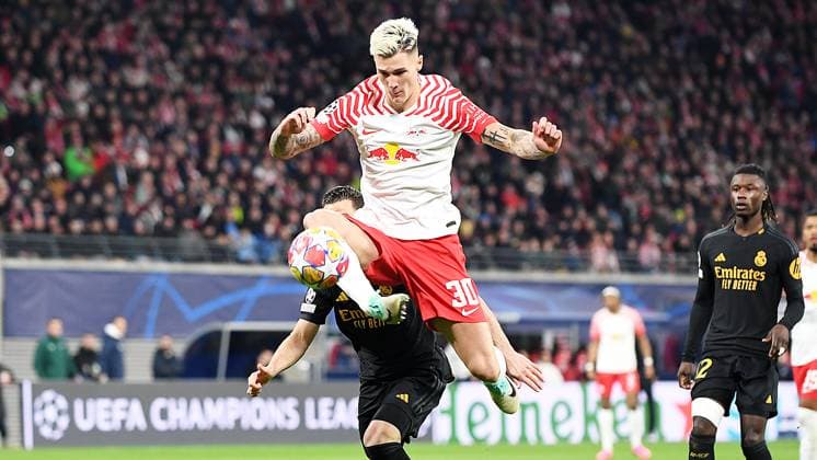 Sport Bilder des Tages Fußball UEFA Champions League, Saison 2023 2024, Achtelfinale, Hinspiel, RB Leipzig vs. Real Madrid (13.02.2024) Benjamin Sesko (Mittelstuermer RB Leipzig, Rueckennummer 30, 30) am Ball vor dem Tor von Madrid beim Spiel RB Leipzig gegen Real Madrid (13.02.2024) Leipzig Sachsen Deutschland Red Bull Arena