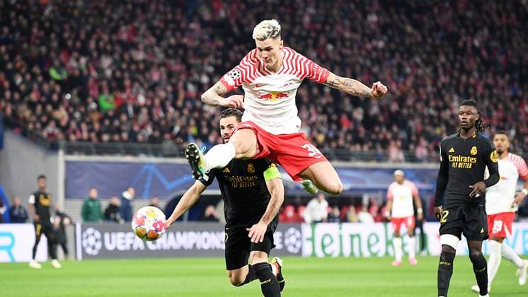 Fußball UEFA Champions League, Saison 2023 2024, Achtelfinale, Hinspiel, RB Leipzig vs. Real Madrid (13.02.2024) Benjamin Sesko (Mittelstuermer RB Leipzig, Rueckennummer 30, 30) am Ball vor dem Tor von Madrid beim Spiel RB Leipzig gegen Real Madrid (13.02.2024) Leipzig Sachsen Deutschland Red Bull Arena