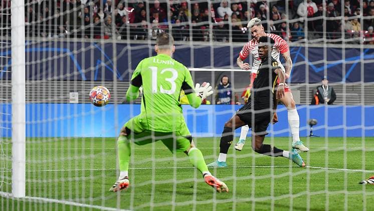 Fußball UEFA Champions League, Saison 2023 2024, Achtelfinale, Hinspiel, RB Leipzig vs. Real Madrid (13.02.2024) Torschuss Benjamin Sesko (Mittelstuermer RB Leipzig, Rueckennummer 30, 30) (Mitte) gegen Andriy Lunin (Torwart Real Madrid, Rückennummer 13) (li.) und Aurélien Tchouaméni (Defensives Mittelfeld Real Madrid, Rückennummer 18) (re.) beim Spiel RB Leipzig gegen Real Madrid (13.02.2024) Leipzig Sachsen Deutschland Red Bull Arena