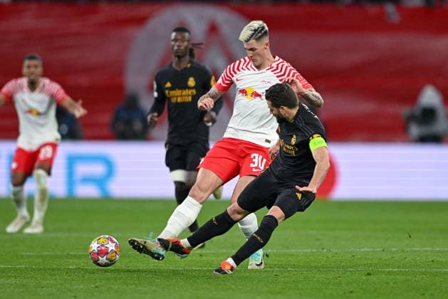 13.02.2024, Fussball, UCL, UEFA Champions League, Achtelfinale, Saison 2023 2024, RB Leipzig - Real Madrid, Benjamin Sesko (RB Leipzig), Nacho (Real Madrid) xRHR-FOTO TKx Copyright: TeresaxKroeger RHR-FOTOx RHR-FOTO TK