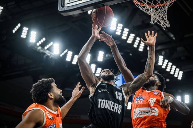Sport Themen der Woche KW07 Sport Bilder des Tages 13.02.2024, ratiopharm Arena, Germany, Neu Ulm, ratiopharm ulm vs Veolia Towers Hamburg - Basketball Bundesliga, L.J. Figueroa (ratiopharm ulm), Vincent King (Veolia Towers Hamburg) und Trevion Williams (ratiopharm ulm) im Zweikampf (Foto H. Langer) ratiopharm Arena Neu Ulm Germany *** 13 02 2024, ratiopharm Arena, Germany, Neu Ulm, ratiopharm ulm vs Veolia Towers Hamburg Basketball Bundesliga, L J Figueroa ratiopharm ulm , Vincent King Veolia Towers Hamburg and Trevion Williams ratiopharm ulm in a duel Photo H Langer ratiopharm Arena Neu Ulm Germany 541_ULMHHT20240213_070 Langer-541