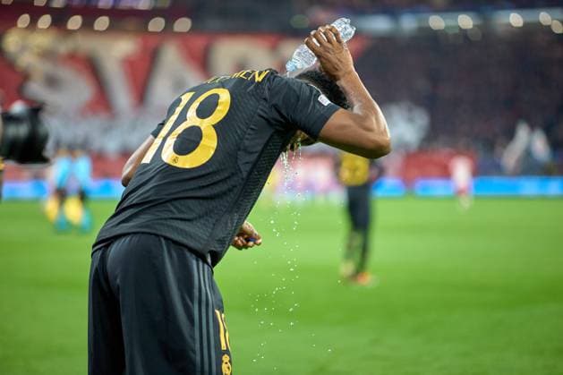13.02.2024, Fußball, Männer, Champions League, Achtelfinale, 2023 2024, Hinspiel, RB Leipzig - Real Madrid Aurelien Tchouameni (18, Real Madrid), Errfrischung vorm Spiel Leipzig Red Bull Arena Sachsen Deutschland