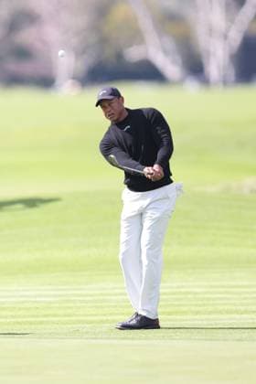 February 13, 2024, Pacific Palisades, California, USA: TIGER WOODS plays a chip shot from the fairway on the 17th hole during a Tuesday practice round of the The Genesis Invitational. Pacific Palisades USA - ZUMAt158 20240213_zsp_t158_011 Copyright: xBrentonxTsex