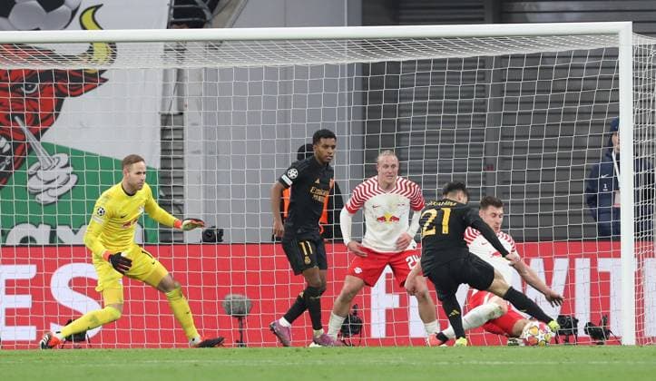 13.02.2024, xtgx, Fussball UEFA Champions League 1 8 Finale, RB Leipzig - Real Madrid emspor, v.l. Peter Gulacsi (RB Leipzig), Rodrygo (Real Madrid), Xaver Schlager (RB Leipzig), Brahim Diaz (Real Madrid), Willi Orban (RB Leipzig) torchance (DFL DFB REGULATIONS PROHIBIT ANY USE OF PHOTOGRAPHS as IMAGE SEQUENCES and or QUASI-VIDEO) Leipzig
