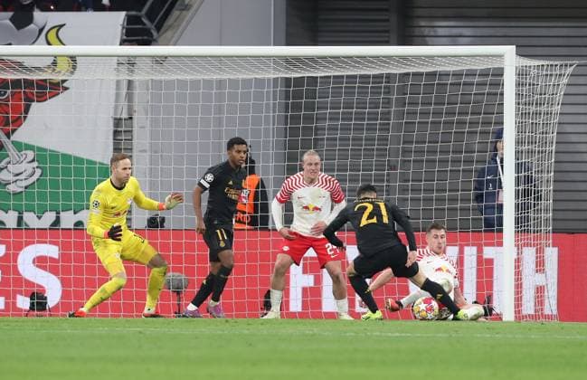 13.02.2024, xtgx, Fussball UEFA Champions League 1 8 Finale, RB Leipzig - Real Madrid emspor, v.l. Peter Gulacsi (RB Leipzig), Rodrygo (Real Madrid), Xaver Schlager (RB Leipzig), Brahim Diaz (Real Madrid), Willi Orban (RB Leipzig) torchance (DFL DFB REGULATIONS PROHIBIT ANY USE OF PHOTOGRAPHS as IMAGE SEQUENCES and or QUASI-VIDEO) Leipzig