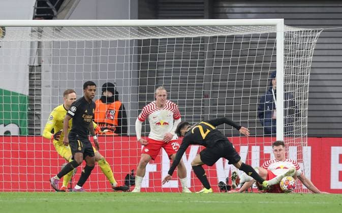 13.02.2024, xtgx, Fussball UEFA Champions League 1 8 Finale, RB Leipzig - Real Madrid emspor, v.l. Peter Gulacsi (RB Leipzig), Rodrygo (Real Madrid), Xaver Schlager (RB Leipzig), Brahim Diaz (Real Madrid), Willi Orban (RB Leipzig) torchance (DFL DFB REGULATIONS PROHIBIT ANY USE OF PHOTOGRAPHS as IMAGE SEQUENCES and or QUASI-VIDEO) Leipzig