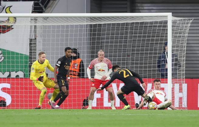 13.02.2024, xtgx, Fussball UEFA Champions League 1 8 Finale, RB Leipzig - Real Madrid emspor, v.l. Peter Gulacsi (RB Leipzig), Rodrygo (Real Madrid), Xaver Schlager (RB Leipzig), Brahim Diaz (Real Madrid), Willi Orban (RB Leipzig) torchance (DFL DFB REGULATIONS PROHIBIT ANY USE OF PHOTOGRAPHS as IMAGE SEQUENCES and or QUASI-VIDEO) Leipzig