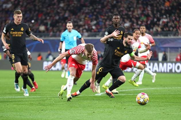 Champions League, Achtelfinale: RB Leipzig vs. Real Madrid, 13.02.24 Dani Olmo (7, RB Leipzig) gegen Nacho (6, Real Madrid). Fussball, UEFA Champions League, Saison 2023 2024, Achtelfinale: RB Leipzig vs. Real Madrid am 13.02.24 in der Red Bull Arena, Leipzig. Copyright: xBEAUTIFULxSPORTS JanxKaeferx