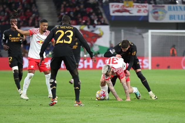 Champions League, Achtelfinale: RB Leipzig vs. Real Madrid, 13.02.24 Fede Valverde (15, Real Madrid) ringt gegen Benjamin Sesko (30, RB Leipzig). Fussball, UEFA Champions League, Saison 2023 2024, Achtelfinale: RB Leipzig vs. Real Madrid am 13.02.24 in der Red Bull Arena, Leipzig. Copyright: xBEAUTIFULxSPORTS JanxKaeferx