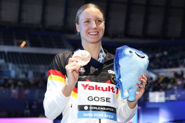Sport Themen der Woche KW07 Sport Bilder des Tages Isabel Goes of Germany (3rd) poses with her medal for Women s 1500M World Aquatics Championships, Day 12, Swimming, Hamad Aquatic Centre, Doha, Qatar - 13 Feb 2024  Copyright: xNikolaxKrstic Shutterstockx 14343145ik