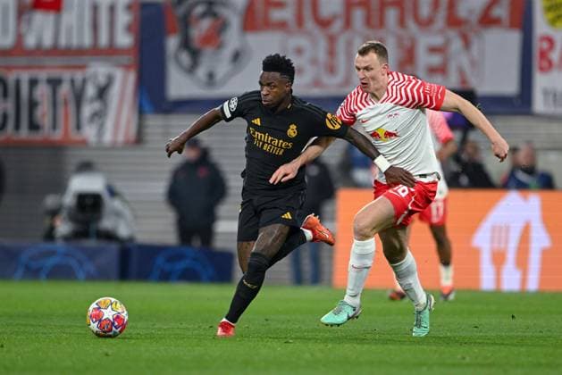 13.02.2024, Fussball, UCL, UEFA Champions League, Achtelfinale, Saison 2023 2024, RB Leipzig - Real Madrid, Junior Vinicius (Real Madrid), Lukas Klostermann (RB Leipzig) xRHR-FOTO TKx Copyright: TeresaxKroeger RHR-FOTOx RHR-FOTO TK