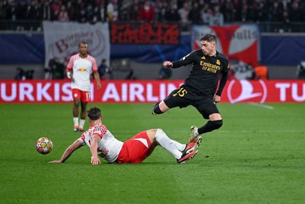 13.02.2024, Fussball, UCL, UEFA Champions League, Achtelfinale, Saison 2023 2024, RB Leipzig - Real Madrid, Willi Orban (RB Leipzig), Federico Valverde (Real Madrid) Leipzig Red Bull Arena Sachsen Deutschland xRHR-FOTO TKx Copyright: TeresaxKroeger RHR-FOTOx RHR-FOTO TK