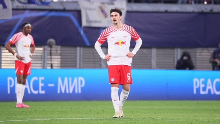 RB Leipzig - Real Madrid Champions League Leipzig, 13.02.2024, Red Bull Arena, Fussball, UEFA Champions League, Achtelfinale , RB Leipzig vs. Real Madrid 0:1 (0:0) , Im Bild: Enttäuschung bei Leipzig nach dem Spiel. Mohamed Simakan (2, RB Leipzig), Eljif Elmas ( 6, RBL). , Only editorial use. , UEFA regulations prohibit any use of photographs as image sequences and or quasi-video ,