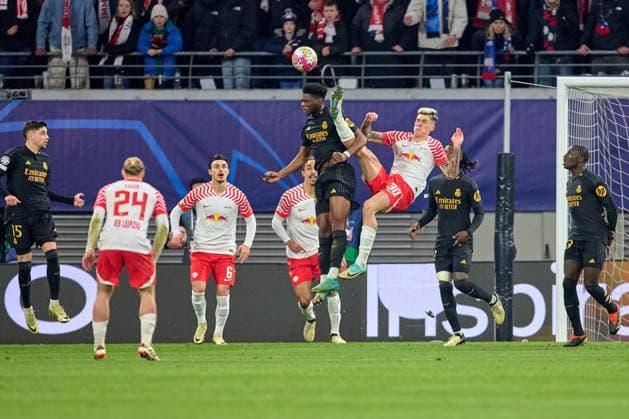 13.02.2024, Fußball, Männer, Champions League, Achtelfinale, 2023 2024, Hinspiel, RB Leipzig - Real Madrid Benjamin Sesko (30, RB Leipzig), hohes Bein, bei Ecke, Foul, gelbe Karte Leipzig Red Bull Arena Sachsen Deutschland