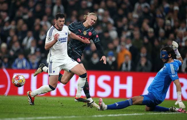 13.02.2024, Fussball UEFA Champions League 2023 2024, Achtelfinale, FC Kopenhagen - Manchester City , im Parken-Stadion Kopenhagen. (L-R) Scott McKenna (FC Kopenhagen) gegen Erling Haaland (Manchester City) und Torwart Kamil Grabara (FC Kopenhagen)