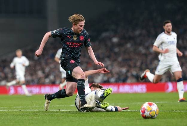 13.02.2024, Fussball UEFA Champions League 2023 2024, Achtelfinale, FC Kopenhagen - Manchester City , im Parken-Stadion Kopenhagen. (L-R) Kevin de Bruyne (Manchester City) gegen Elias Jelert (FC Kopenhagen)