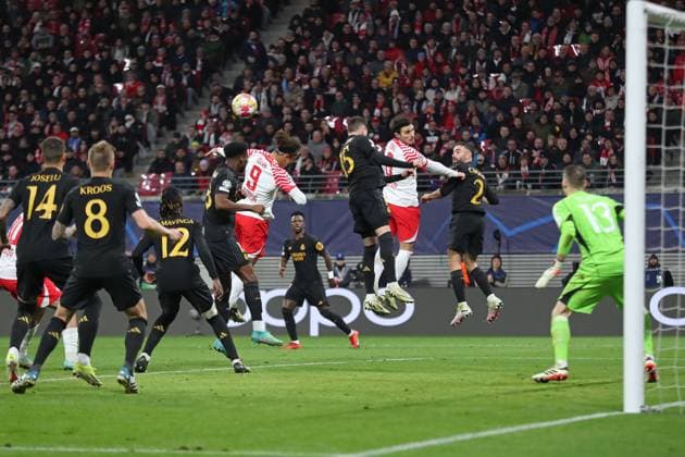 Champions League, Achtelfinale: RB Leipzig vs. Real Madrid, 13.02.24 Eljif Elmas (6, RB Leipzig) und Yussuf Poulsen (9, RB Leipzig) verpassen den Ball im Strafraum. Fussball, UEFA Champions League, Saison 2023 2024, Achtelfinale: RB Leipzig vs. Real Madrid am 13.02.24 in der Red Bull Arena, Leipzig. Copyright: xBEAUTIFULxSPORTS JanxKaeferx
