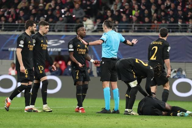 Champions League, Achtelfinale: RB Leipzig vs. Real Madrid, 13.02.24 Schiedsrichter Irfan Peljto (Bosnien-Herzegowina) energisch gegen Vinicius Junior (7, Real Madrid). Fussball, UEFA Champions League, Saison 2023 2024, Achtelfinale: RB Leipzig vs. Real Madrid am 13.02.24 in der Red Bull Arena, Leipzig. Copyright: xBEAUTIFULxSPORTS JanxKaeferx