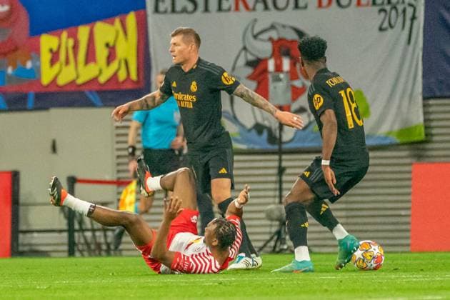 Leipzig, Deutschland 13. Dezember 2023: Champions League - 2023 2024 - RB Leipzig vs. Real Madrid Im Bild: v.li. Lois Openda (Leipzig), Toni Kroos (Madrid) und Aurelien Tchouameni (Madrid) Copyright: xFotostandx xNachtigallx