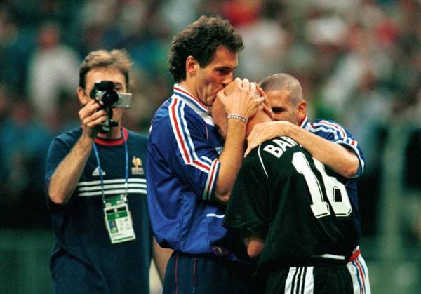 Onderwerp Subject: France Final World Cup 1998 Seizoen Season: 1997 1998 1998 1999 FOTO PHOTO: France s Laurent BLANC (L) kisses the head of goalkeeper Fabian BARTHEZ (R) PARIS FRA Content not available for redistribution in The Netherlands directly or indirectly through any third parties. Copyright: xBSRxAgencyx 982224224