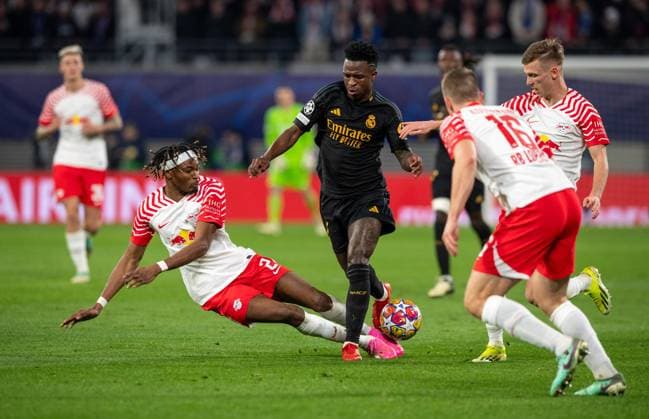 Fussball, Herren, Saison 2023 2024, UEFA Champions League (Achtelfinale, Hinspiel), RB Leipzig - Real Madrid, v. l. Mohamed Simakan (RB), Vinicius Junior (Real), Lukas Klostermann, Dani Olmo (beide RB), 13.02. 2024, Copyright: xSebastianxRäppold MatthiasxKochx