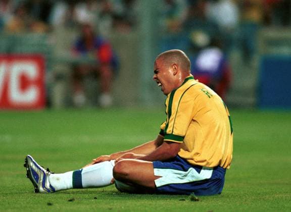 Onderwerp Subject: Holland - Brazil (1-1) semi final World Cup 1998 Club Team Country: Brazil Seizoen Season: 1997 1998 1998 1999 FOTO PHOTO: Brasil s RONALDO injured MARSEILLE FRA Content not available for redistribution in The Netherlands directly or indirectly through any third parties. Copyright: xBSRxAgencyx 982224129