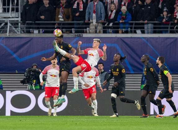 Fussball, Herren, Saison 2023 2024, UEFA Champions League (Achtelfinale, Hinspiel), RB Leipzig - Real Madrid, v. l. Aurelien Tchouameni (Real), Benjamin Sesko (RB), 13.02. 2024, Copyright: xSebastianxRäppold MatthiasxKochx