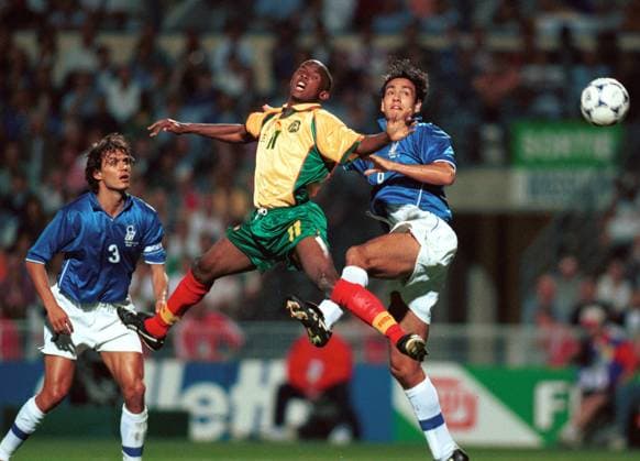 Onderwerp Subject: Italy - Cameroon (3-0) World Cup 1998 Seizoen Season: 1997 1998 1998 1999 FOTO PHOTO: Cameroon s Samuel ETO O battles in the air with Italy s Paolo MALDINI (L) and Alessandro NESTA (R) MONTPELLIER FRA Content not available for redistribution in The Netherlands directly or indirectly through any third parties. Copyright: xBSRxAgencyx 982223660