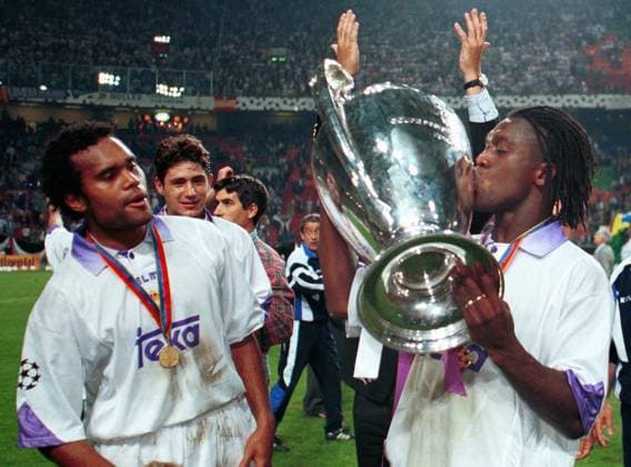 Onderwerp Subject: Juventus- Real Madrid (0-1) Champions League Final Seizoen Season: 1997 1998 FOTO PHOTO: Real Madrid s Christian KAREMBEU (L) and Clarence SEEDORF celebrating with the cup AMSTERDAM NLD Content not available for redistribution in The Netherlands directly or indirectly through any third parties. Copyright: xBSRxAgencyx 982223050.jpg