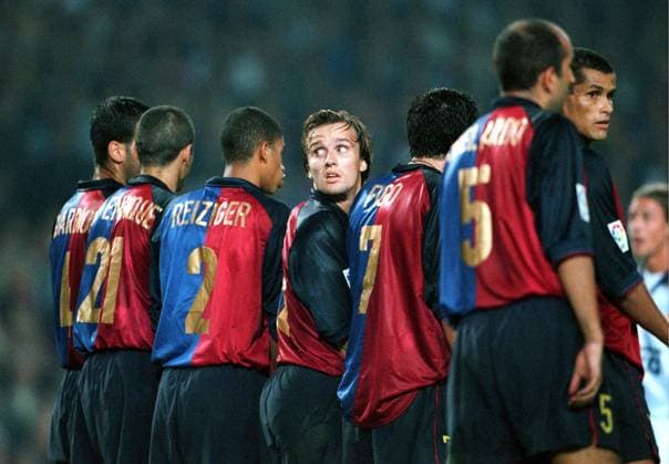 Onderwerp Subject: FC Barcelona, Barca - Real Madrid (2-2) Primera Division Seizoen Season: 1999 2000 FOTO PHOTO: Barcelona s Boudewijn ZENDEN (C) is looking over his shoulder BARCELONA ESP Content not available for redistribution in The Netherlands directly or indirectly through any third parties. Copyright: xBSRxAgencyx 992223378