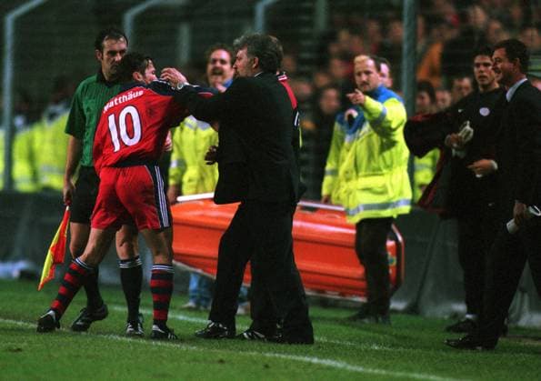 Onderwerp Subject: PSV - Bayern Munchen champions league group F Seizoen Season:1999 2000 FOTO PHOTO: Lothar MATTHAUS (L) is fighting with PSV coach Erik GERETS (M) Trefwoorden Keywords : L 03 EINDHOVEN NL Content not available for redistribution in The Netherlands directly or indirectly through any third parties. Copyright: xBSRxAgencyx EDITORIAL USE ONLY