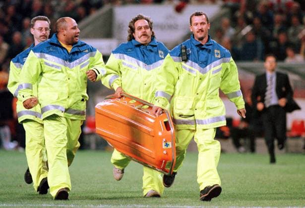 Onderwerp Subject: PSV - Valencia champions league groep F Philipsstadion Eindhoven Seizoen Season:1999 2000 FOTO PHOTO: E.H.B.O. team met brancard First Aid team with brancard Trefwoorden Keywords : L EINDHOVEN NLD Content not available for redistribution in The Netherlands directly or indirectly through any third parties. Copyright: xBSRxAgencyx 992222410.jpg EDITORIAL USE ONLY