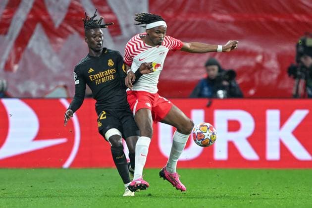 Champions League: RB Leipzig - Real Madrid am 13.02.2023 in der Red Bull Arena in Leipzig Eduardo Camavinga (Real Madrid) im Zweikampf gegen Mohamed Simakan (RB Leipzig).