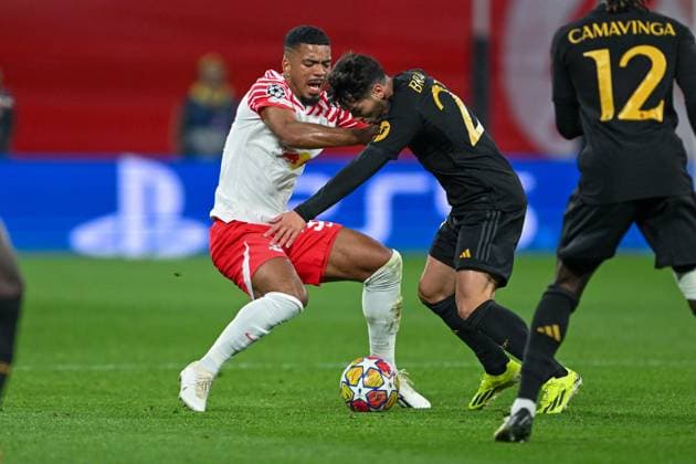 Champions League: RB Leipzig - Real Madrid am 13.02.2023 in der Red Bull Arena in Leipzig Benjamin Henrichs (RB Leipzig) im Zweikampf gegen Brahim Diaz (Real Madrid)
