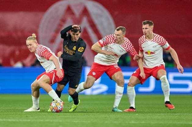 13.02.2024, Fußball, Männer, Champions League, Achtelfinale, 2023 2024, Hinspiel, RB Leipzig - Real Madrid v.l.n.r.: Xaver Schlager (24, RB Leipzig), Brahim Diaz (21, Real Madrid), Lukas Klostermann (16, RB Leipzig), Willi Orban (4, RB Leipzig), Aktion, Kampf um Bal, Defensive Leipzig Red Bull Arena Sachsen Deutschland