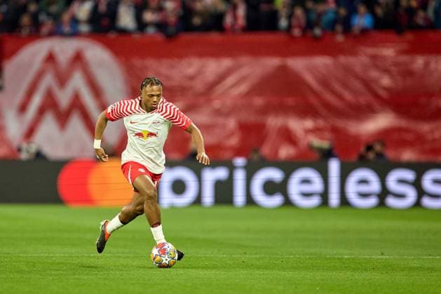 13.02.2024, Fußball, Männer, Champions League, Achtelfinale, 2023 2024, Hinspiel, RB Leipzig - Real Madrid Lois Openda (17, RB Leipzig), Freisteller, Aktion, mit Bal, im Dribbling, priceless Bande, Messe-M Leipzig Red Bull Arena Sachsen Deutschland