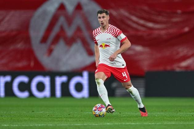 Champions League: RB Leipzig - Real Madrid am 13.02.2023 in der Red Bull Arena in Leipzig Willi Orban (RB Leipzig) am Ball.