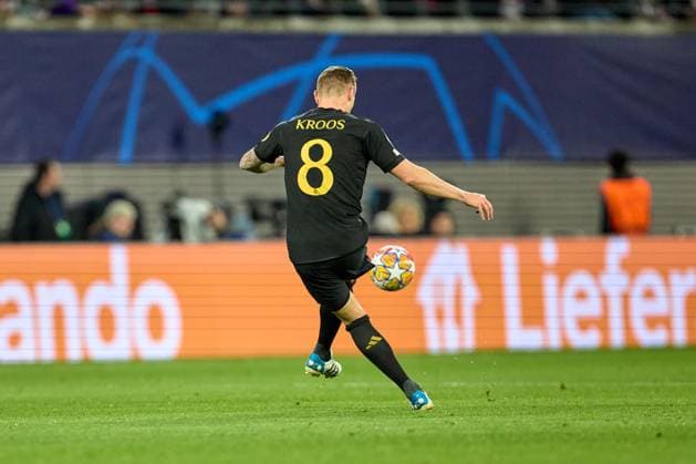 13.02.2024, Fußball, Männer, Champions League, Achtelfinale, 2023 2024, Hinspiel, RB Leipzig - Real Madrid Toni Kroos (8, Real Madrid), Freisteller, Rückansicht, beim Schuss Leipzig Red Bull Arena Sachsen Deutschland