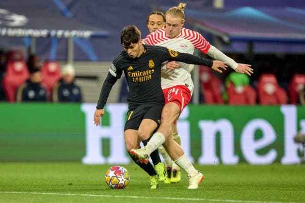 13.02.2024, Fußball, Männer, Champions League, Achtelfinale, 2023 2024, Hinspiel, RB Leipzig - Real Madrid Brahim Diaz (21, Real Madrid, li.), Xaver Schlager (24, RB Leipzig), Aktion, Zweikampf um Ball Leipzig Red Bull Arena Sachsen Deutschland