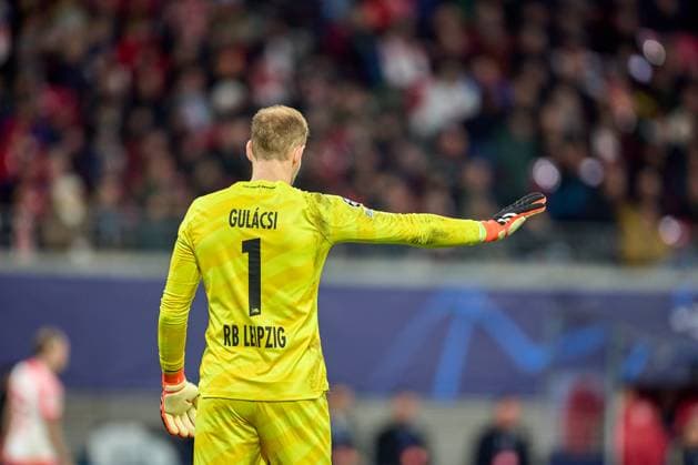 13.02.2024, Fußball, Männer, Champions League, Achtelfinale, 2023 2024, Hinspiel, RB Leipzig - Real Madrid Peter Gulacsi (1, RB Leipzig), Rückansicht, bremst ein wenig Leipzig Red Bull Arena Sachsen Deutschland