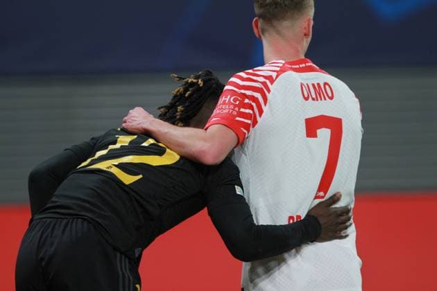Leipzig, Sachsen, Deutschland, 13.02.2024: Red-Bull-Arena: Champions League: RB Leipzig - Real Madrid: Eduardo Camavinga (12, Real), Dani Olmo (7, RBL), halten sich fest Copyright: xdtsxNachrichtenagenturx dts_30619